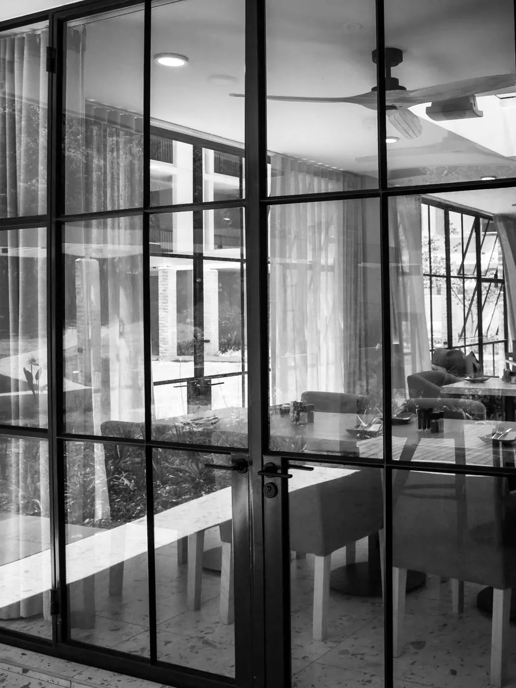 Some details quietly transform a space.
These steel doors invite light in, connect rooms to the garden, and create be...